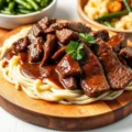 Bife Ao Molho Madeira Tradicional e Irresistível Imagem de Destaque