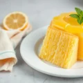 Bolo com Gelatina de Limão Irresistível Fofinho e Fácil Imagem de Destaque