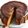 Bolo de Cenoura com Cobertura de Chocolate Durinha Fofinho e Irresistível Imagem de Destaque