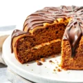 Cobertura de Chocolate Para Bolo de Cenoura Cremosa e Fácil Imagem de Destaque