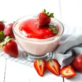 Mousse com Gelatina de Morango: Sobremesa Cremosa e Fácil Imagem de Destaque