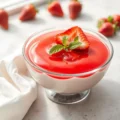 Sobremesa Gelatina de Morango Cremosa e Fácil de Fazer Imagem de Destaque